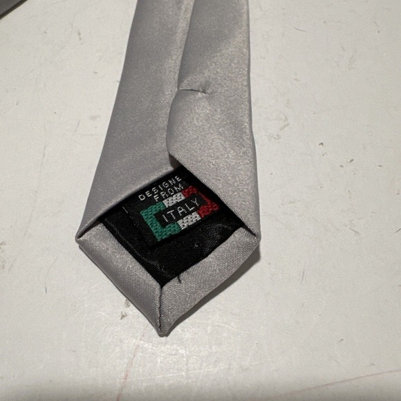 BRAND Q Mens Silver Necktie Tie 100% Satin Designed From Italy Has Flaw - Picture 4 of 5